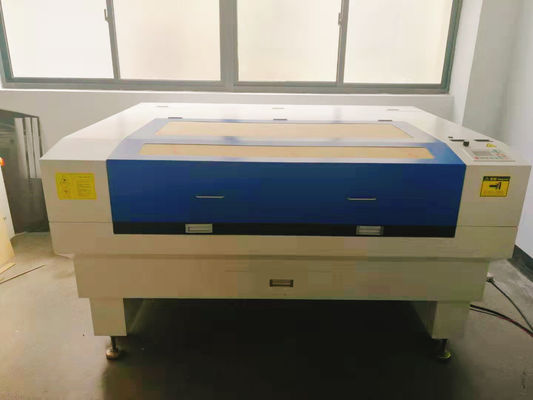उच्च परिशुद्धता काटने के लिए CO2 लेजर कटिंग उत्कीर्णन मशीन 40W 60W 80W 100W 150W 200W